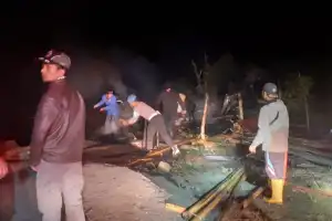 Seorang Warga Nekat Bakar Rumahnya Sendiri