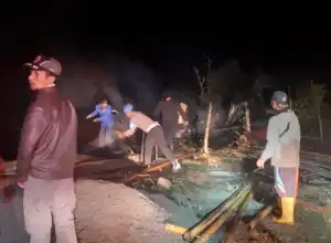 Seorang Warga Nekat Bakar Rumahnya Sendiri