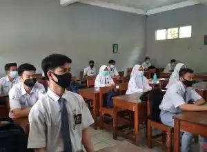 Belasan Sekolah di Tangerang Kembali Daring