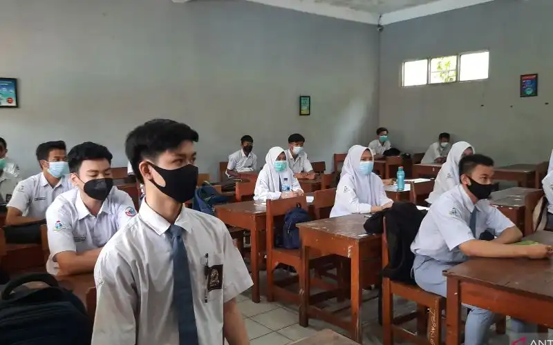 Belasan Sekolah di Tangerang Kembali Daring