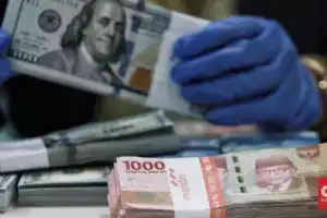 Senin Sore, Rupiah Kembali Lunglai ke Rp14.392 per Dolar AS