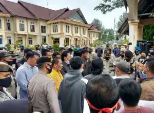 Tolak Konstitusi dan Regulasi yang di “Kangkangi”