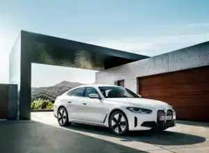 BMW iX dan i4 Tawarkan Dua Tahun Isi Daya Gratis Selama 30 Menit di AS