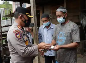 Kapolres Aceh Tengah Salurkan Zakat Kepada 20 Orang Warga kurang mampu