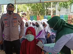 Polisi dan Nakes di Sawang Antar Jemput Warga untuk Ikut Vaksinasi