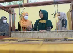 Ketua Dekranasda Aceh Kunjungi Rumah Tenun Peulalu Aceh Timur