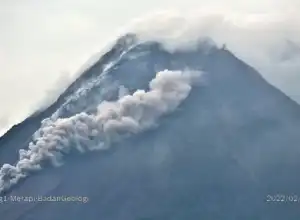 Gunung Merapi meluncurkan awan panas guguran sejauh 2 km