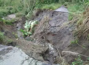 Drainase Sumbat, Jalan Penghubung Antar Desa Putus