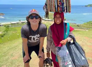 Jelang MotoGP, Joe Roberts Tawari Diri Jadi Pedagang Keliling Kain Tenun Lombok