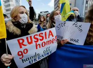 Negara-negara Baltik Usir Diplomat Rusia, Sementara Zelenskyy Ajak Moskow Berunding
