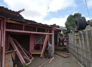 Hilang Kendali, Satu Unit Truk Terobos Rumah Warga Bener Meriah