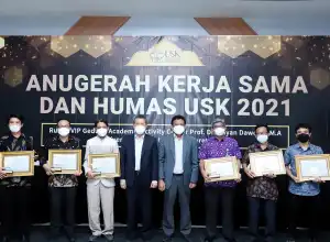 Rektor USK Beri Anugerah Kerjasama dan Humas
