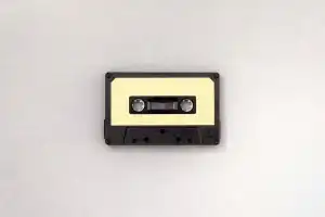 Mengapa Raisa, Isyana, dan Tulus Masih Merilis Album Fisik Ketika yang Lain Sudah Beralih ke Digital