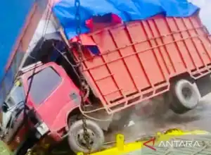 Truk Jatuh ke Laut di Dermaga Pelabuhan Meulaboh Aceh