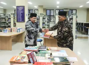 Prof Syabuddin Gade Waqafkan 100 Judul Buku untuk Perpustakaan