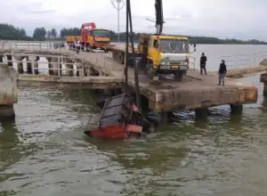 PT Jasa Raharja Berhasil Angkat Truk yang Jatuh di Pelabuhan Meulaboh