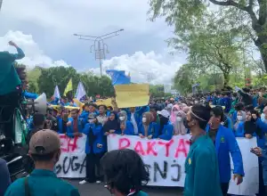 Dari Bundaran Simpang Lima, Massa Demo Bergerak ke Kantor DPR Aceh