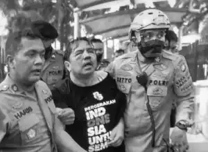 Ade Armando Babak Belur Dipukuli Massa di depan Gedung DPR