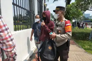 Polisi Tangkap Pemuda Berseragam SMA di Gedung DPR RI