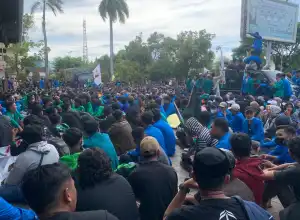 Protes Kenaikan BBM dan PPN, Gerakan Mahasiswa Aceh Geruduk Kantor DPRA