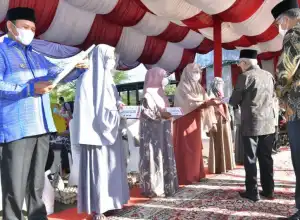 Wapres Serahkan Bantuan Sosial Kepada Masyarakat di Aceh
