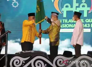 Sultra Terima Bendera Tuan Rumah PTQ RRI Nasional dari Bupati Aceh Tengah