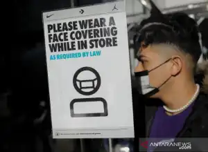 AS Tak Akan Lagi Berlakukan Mandat Masker di Pesawat dan Kereta