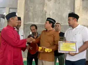DPD Golkar Aceh Serahkan 2 Unit Rumah Bantuan Layak Huni  