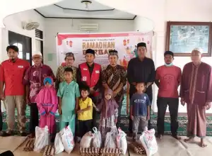 PMI Lhokseumawe Serahkan Bantuan dan Santuni Anak Yatim Piatu