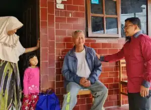 Disdukcapil Aceh Tengah Bantu Warga Kurang Mampu Di Sekitar Kantor