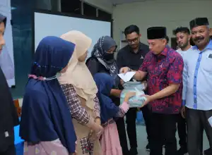 Jelang Lebaran, Anggota DPR RI Muslim Bagikan Ribuan Paket Sembako