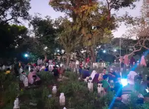Mengintip Budaya Ziarah Kubur Hari Lebaran di Lombok