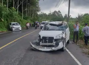 Mobil Agya dan Toyota Rush Tabrakan di Alur Cincin Bener Meriah