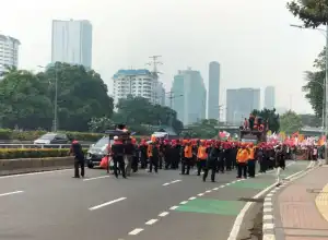 Buruh "Long March" dari GBK ke gedung DPR/ MPR RI