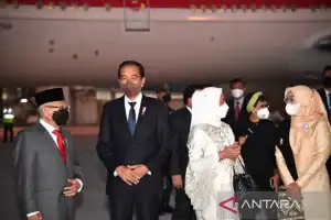 Presiden Jokowi dan Ibu Iriana Tiba di Indonesia Usai Kunker ke AS