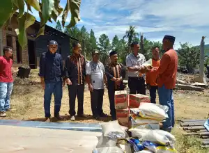 Kebakaran Rumah, BPBD Gayo Lues Serahkan Bantuan Masa Panik