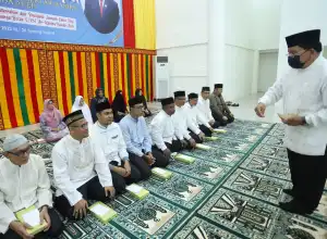 Rektor Peusijuek 16 JCH UIN Ar-Raniry