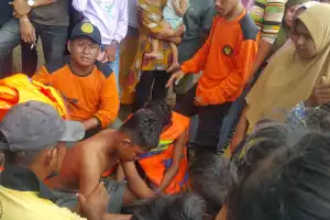 Kapal Nelayan di Lhokseumawe Dihantam Ombak, 8 ABK Nyaris Tenggelam