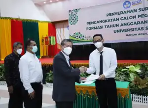 Rektor USK Serahkan 62 SK CPNS di Lingkungan USK