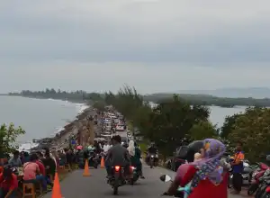 Melihat Suasana Sore Hari di Pantai Ulee Lhee 