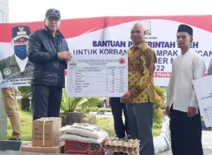 Gubernur Aceh Nova Iriansyah Serahkan Bantuan Bagi Korban Puting Beliung Bener Meriah