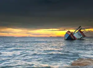 Kapal Pengangkut 30 Pekerja Ilegal Kecelakaan di Batam