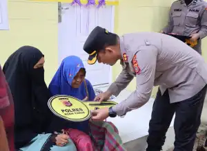 Kapolres Aceh Timur Serahkan Satu Unit Rumah untuk Dhuafa