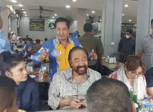 Sarapan di Tower Coffee, Surya Paloh Diserbu Pengunjung untuk Foto Selfie