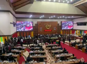 Lantik PJ Gubernur Aceh, Mendagri Tiba di Ruang Paripurna DPRA