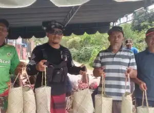 Reje Paya Tumpi Baru Manfaatkan Eumpang Sebagai Pengganti Plastik Bagikan Daging Kurban