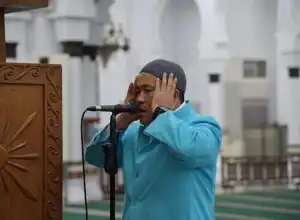 Usai Dilantik, Pj Bupati Bener Meriah Diundang Jadi Muadzin Salat Isya di Masjid Raya Baiturrahman