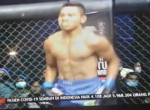 Tak Sampai Semenit, Mirwandi Arinasko Lumpuhkan Lawannya di MMA