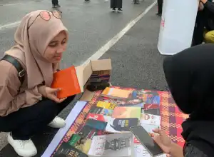 DEMA UIN Ar-Raniry Buka Lapak Baca di Depan Gedung DPRA