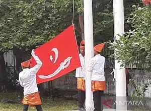 Pewaris Kerajaan Aceh Gelar Upacara Pengibaran Bendera Alam Pedang